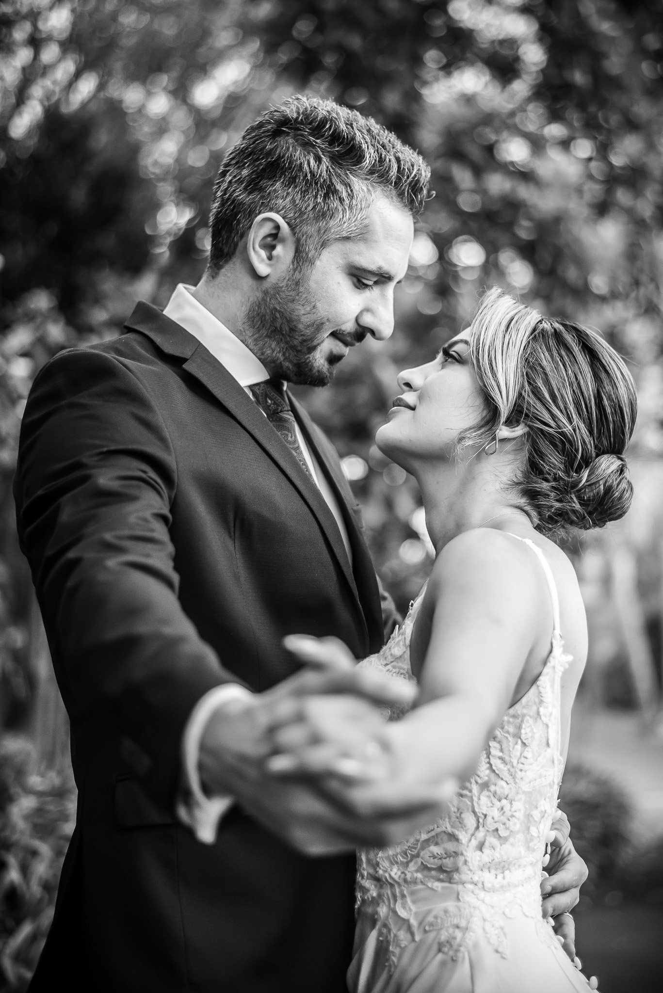 A couple enjoying a romantic engagement session in Barcelona Fotografo Compromiso Barcelona Pareja Barcelona Engagement Photographer Barcelona