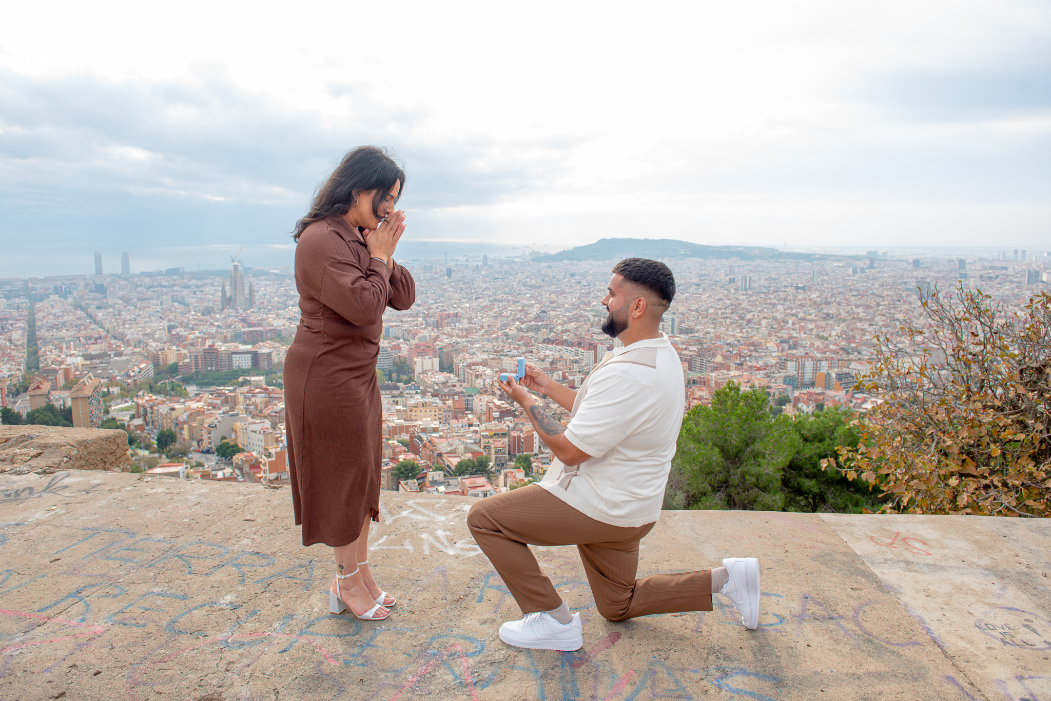 Romantic surprise proposal in Sydney photographed by proposal photographer Veros Photography